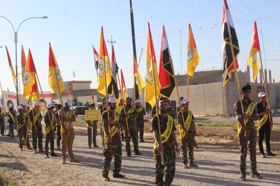 مقاتلون شيعة خلال مسيرة بمناسبة 